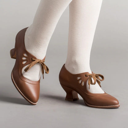 JENARA | Retro Hakken met Elegante Veters