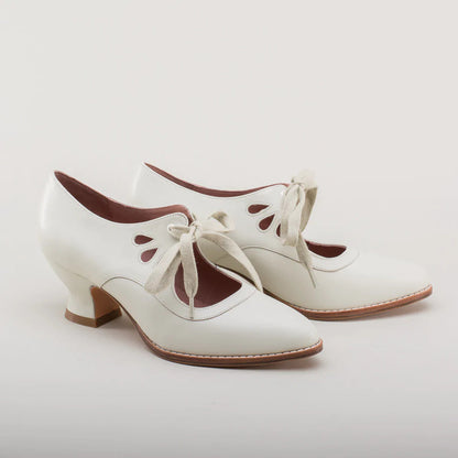JENARA | Retro Hakken met Elegante Veters