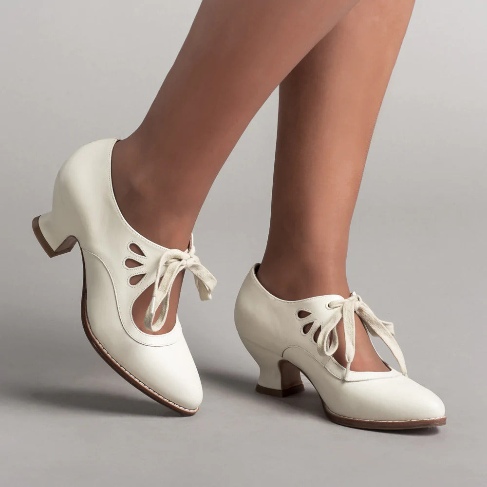 JENARA | Retro Hakken met Elegante Veters