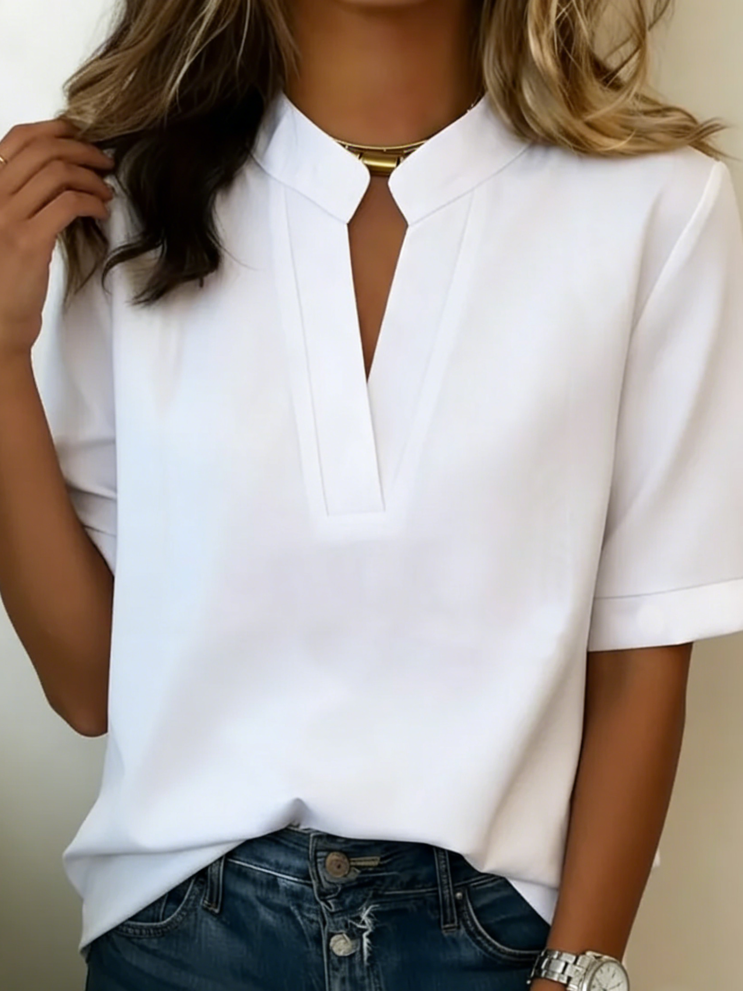 Noëlle | Elegante blouse met V-hals en gouden detail