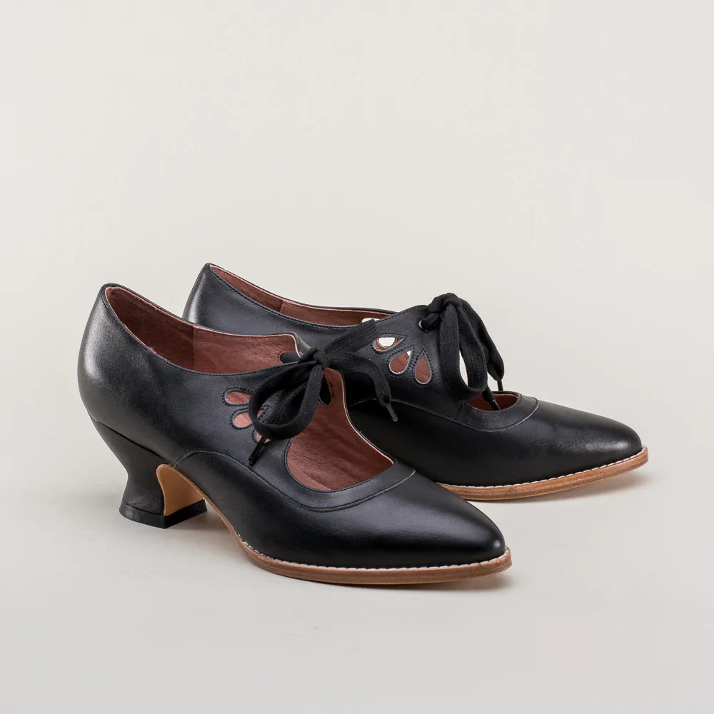 JENARA | Retro Hakken met Elegante Veters