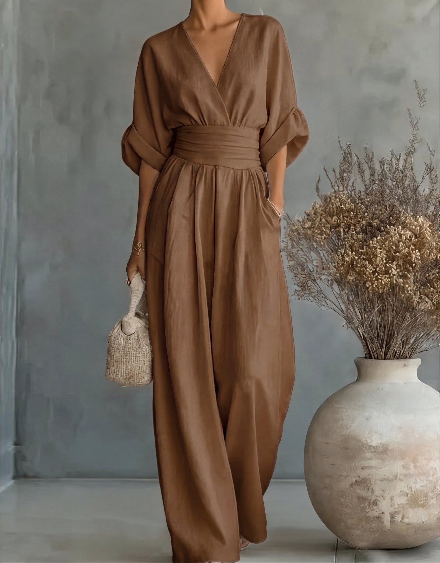 Livia – Elegante jumpsuit met V-hals en wijde pijpen