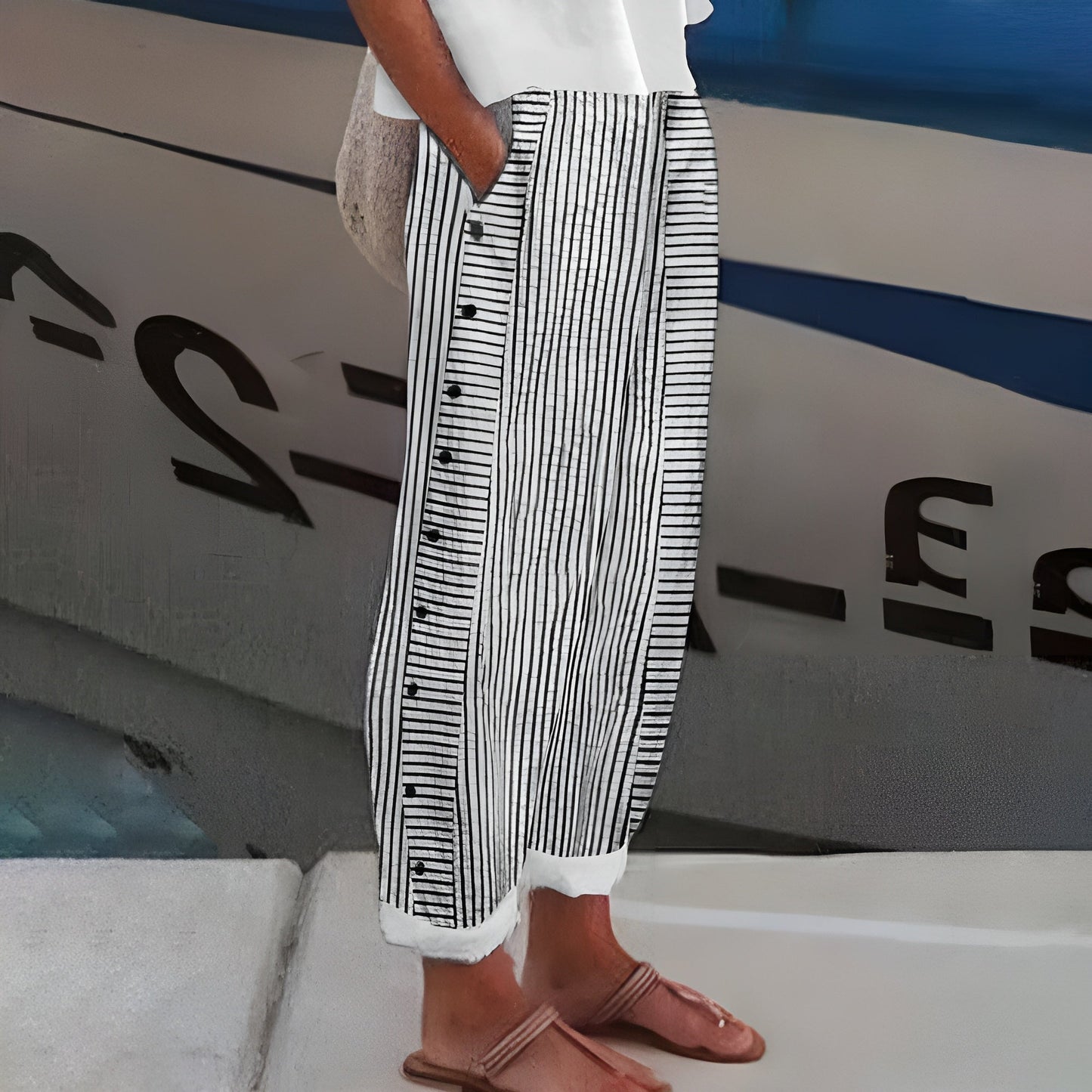 NERINA| Lichte Zomerbroek met Dunne Strepen en Zijknopen voor Casual Chic Stijl